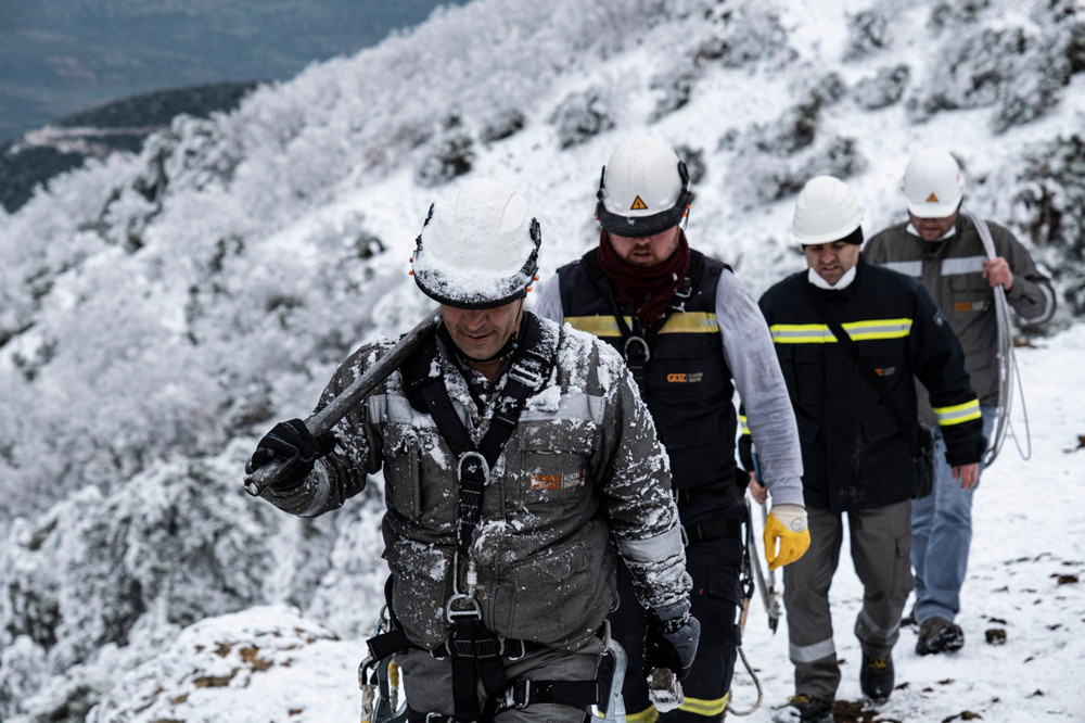 Enerji kahramanlarının karlı dağlarda zorlu mücadelesi